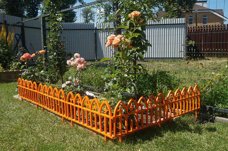Заборчики для цветника и клумбы: виды, преимущества и недостатки