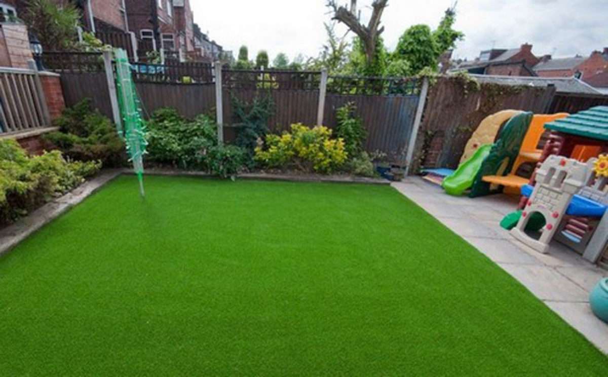 Искусственный газон для дачи: преимущества, виды и выбор