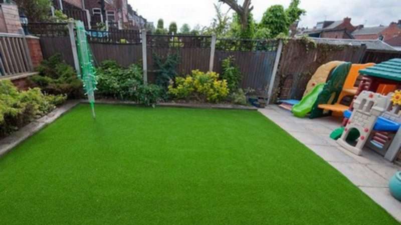 Искусственный газон на даче: выбор и укладка