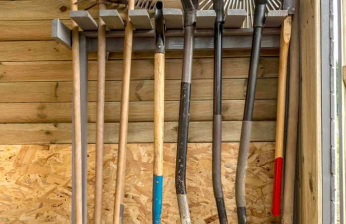 Хранение садового инвентаря в сарае на даче: советы и организация