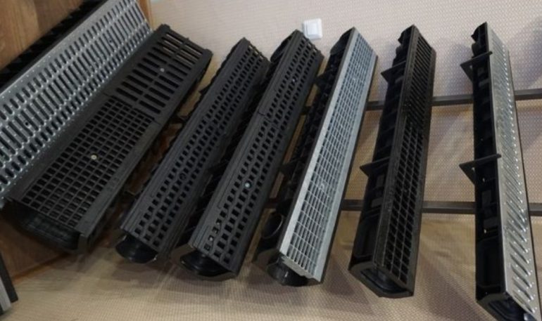 Пластиковые лотки для отвода воды: плюсы, минусы и реальные отзывы